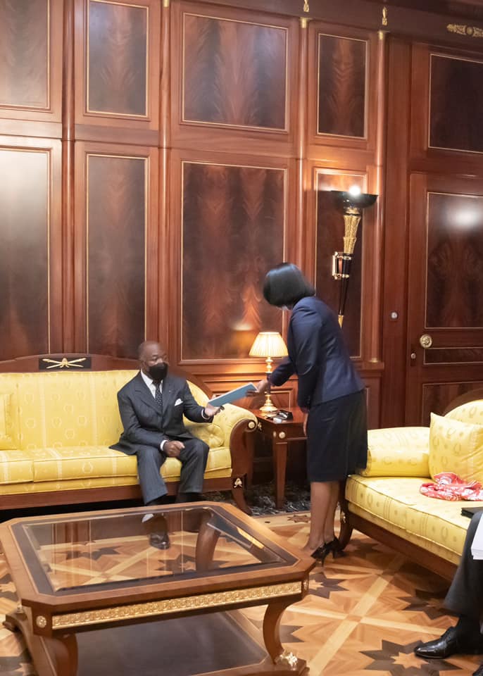 PresidenceGabon's tweet photo. Le Président de la République, S.E.M Ali Bongo Ondimba, a dirigé une séance de travail ce jour au palais Rénovation avec le Chef du gouvernement, Madame Rose Christiane Ossouka Raponda, qu’accompagnait, Dr. Guy Patrick Obiang Ndong, le ministre de la Santé. https://t.co/GBmKlYQwRy