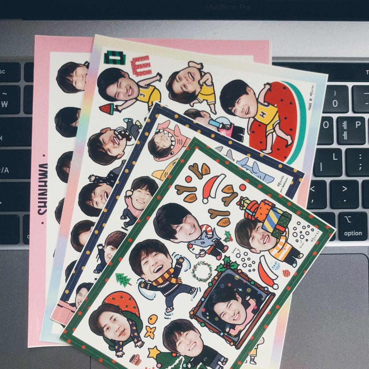 🧡신화 데뷔 23주년 Rt이벤트🧡

예전에 다꾸용으로 만들었던 (오려쓰는)판 스티커입니다😬
몇장 안남아서 애껴뒀는데 싢탄절에 흥이나 나눠드려요? 같이 다꾸해보아요🥰

🍊 임티 스티커 4종
🍊 당발 : 324 늦은밤 언젠가