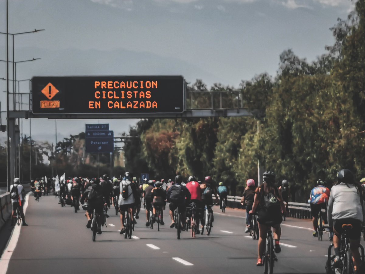 RevoCicliPluri's tweet photo. Fotos de la ciclomarcha de este domingo 21 de marzo.
Seguiremos en la calles, mientras sigan matando ha ciclistas, tengan las fronteras abiertas, o mientra sea más importante cuidar ha un muro que a las mujeres y disidentes. https://t.co/6QpOlEVFyi