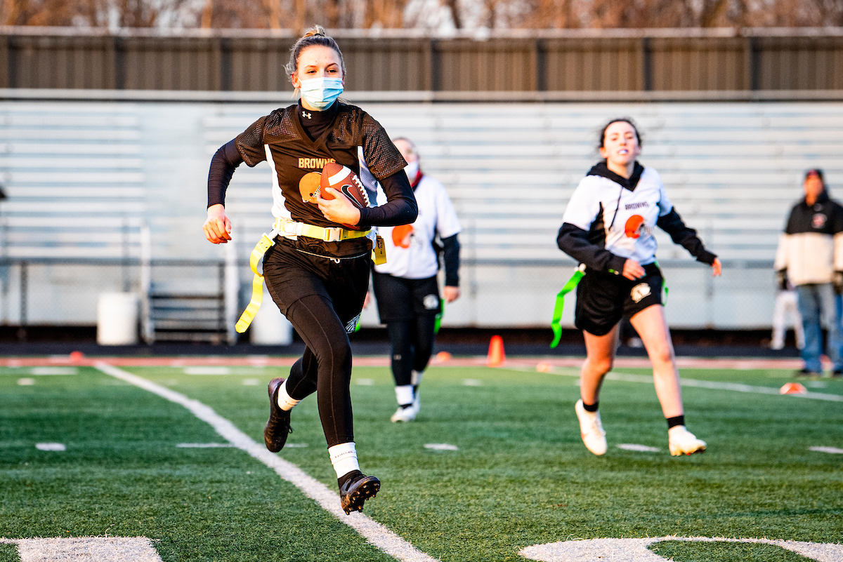 S/O to <a href="/CalBrown17/">Callie Brownson</a> for surprising the players at our Inaugural Girls High School Flag Football Game 🙌

📸's » brow.nz/abe

#WomensHistoryMonth