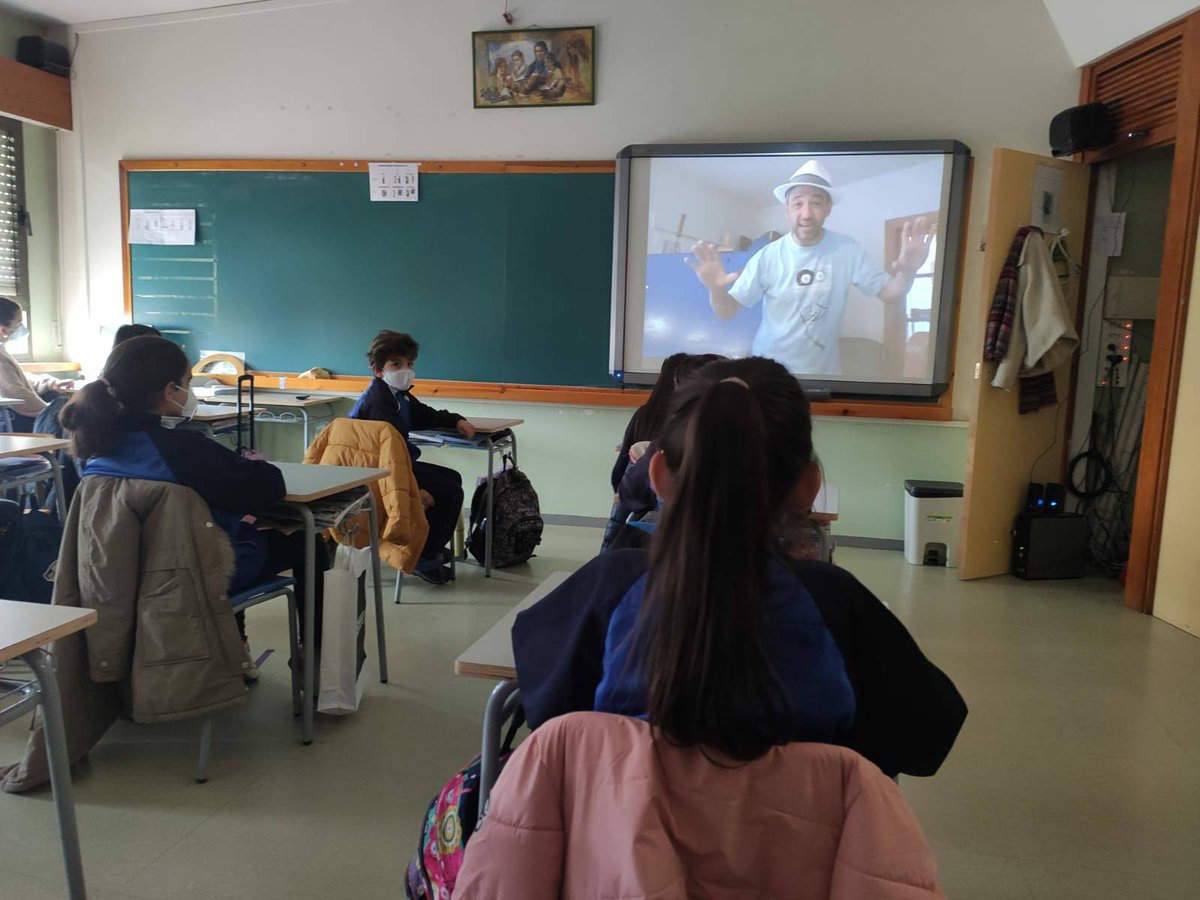 maristassegovia's tweet photo. "Disfrutando de la literatura". El mundo está en la palabra. 4°Primaria disfruta con el poeta segoviano #DavidHernándezSevillano. El placer de escribir, de escuchar, de leer. #SemanaCultural #MaristasSegovia https://t.co/qR8jPutW0t