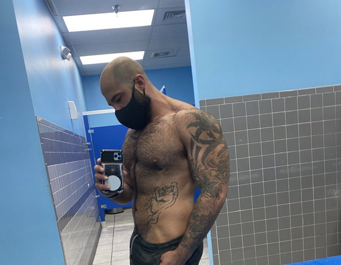 Here alone on chest day with out the bestie @nickmilaniXXX https://t.co/OVfBg4ysyn