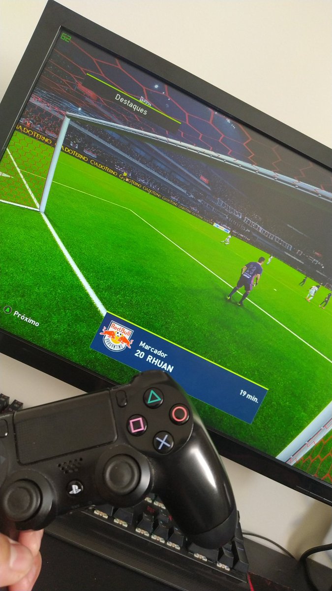 Ne7o_Fernandes's tweet photo. Aquele PES 2021 da galera kk https://t.co/DXlTDhJugM