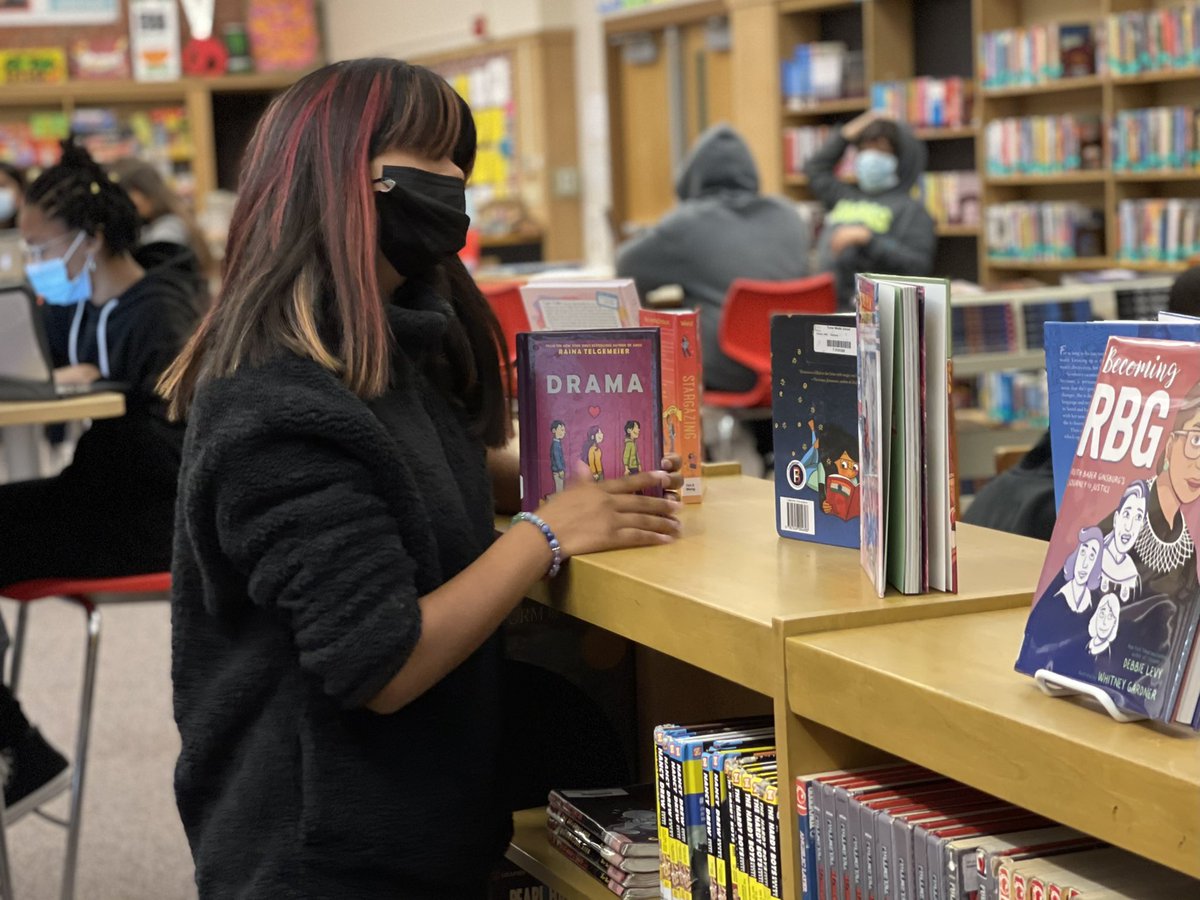 cassierosenix's tweet photo. First in-person library checkout in over a year! Getting books for the next ELA project. 

@inverarityt1 #TMStrength #turner202strong #elachat @miss_silverman5 https://t.co/EcWQcEbQbE
