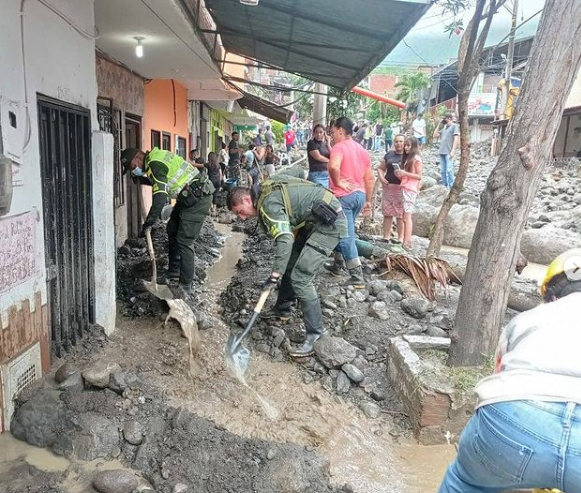 PoliciaColombia's tweet photo. En #Dabeiba nuestros uniformados @TransitoPolicia ayudan a más de 50 familias del casco urbano a sacar los escombros que dejó deslizamiento de tierra en la madrugada de hoy lunes 22 de marzo 🤜🤛 #EsUnHonorSerPolicía @PoliciaUraba https://t.co/tG6jWrurMl