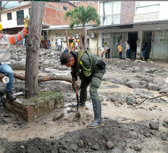 PoliciaColombia's tweet photo. En #Dabeiba nuestros uniformados @TransitoPolicia ayudan a más de 50 familias del casco urbano a sacar los escombros que dejó deslizamiento de tierra en la madrugada de hoy lunes 22 de marzo 🤜🤛 #EsUnHonorSerPolicía @PoliciaUraba https://t.co/tG6jWrurMl