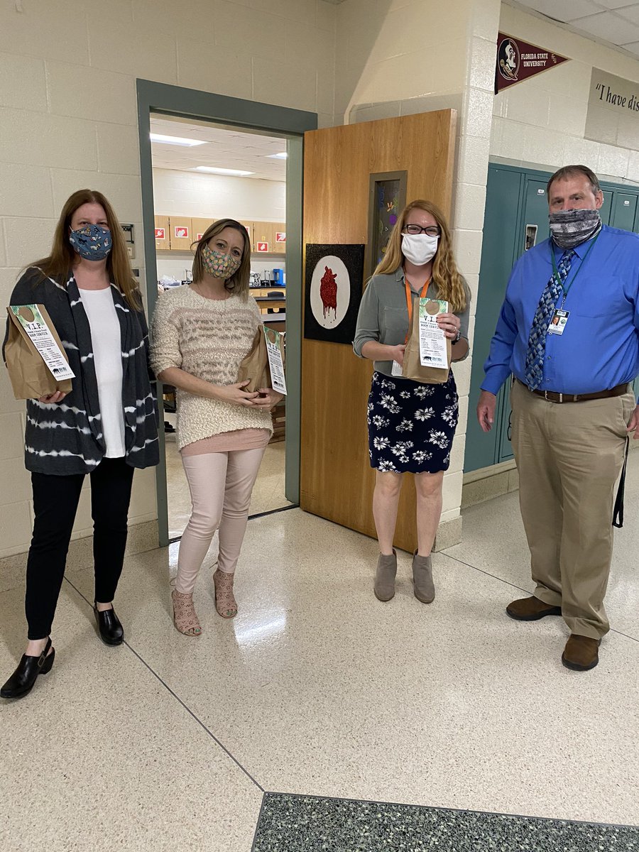 KMMPMPanthers's tweet photo. @DrRichardGriff1 delivering room service VIP Phase 3 snack treats to #KMMPM faculty &amp; staff! Welcome to all of our in-person students &amp; parents! We are glad you are here! @MrKauffmanMath @MrsAmyTeague @QuintersKMM @SchuldesScience @MsRomanchek @ParaDukeVamos @RichlandTwo https://t.co/iWh4eGMte5
