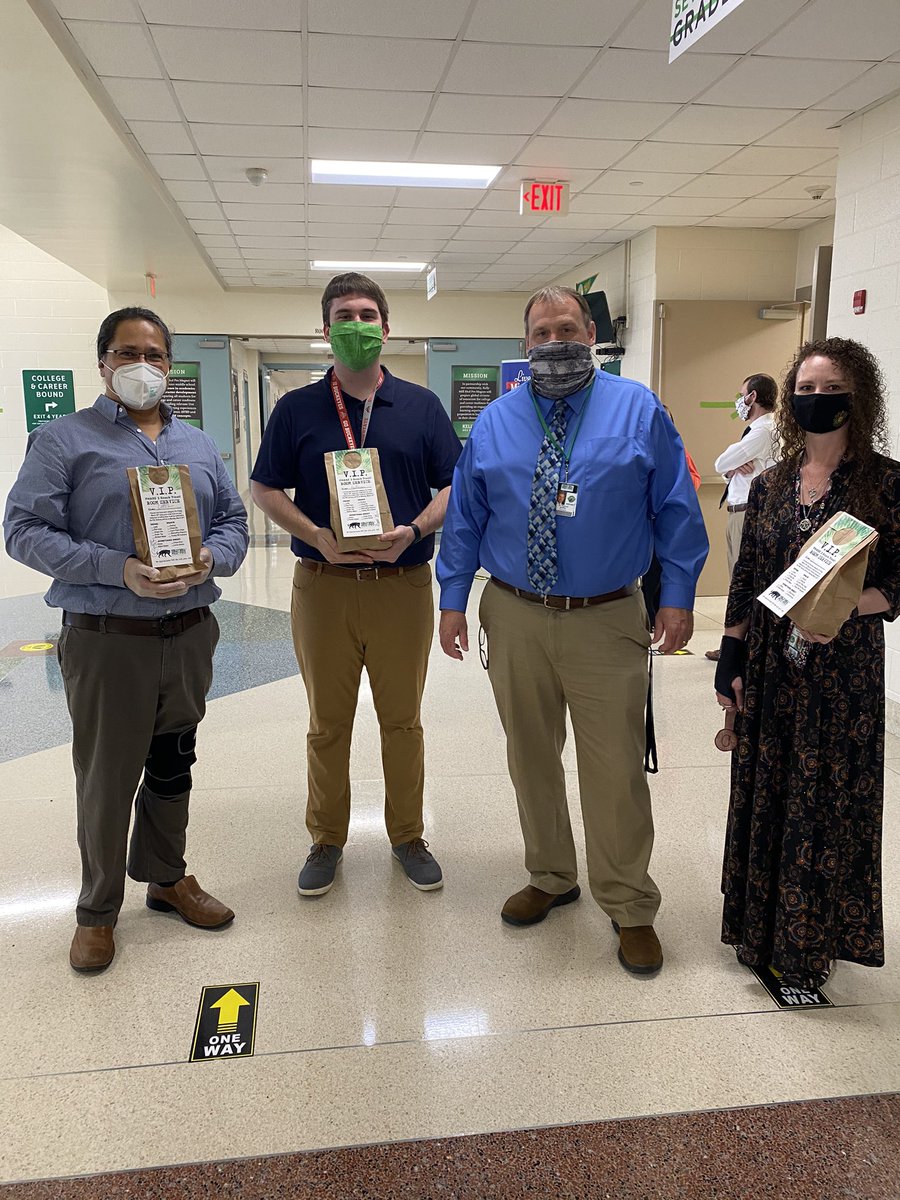 KMMPMPanthers's tweet photo. @DrRichardGriff1 delivering room service VIP Phase 3 snack treats to #KMMPM faculty &amp; staff! Welcome to all of our in-person students &amp; parents! We are glad you are here! @MrKauffmanMath @MrsAmyTeague @QuintersKMM @SchuldesScience @MsRomanchek @ParaDukeVamos @RichlandTwo https://t.co/iWh4eGMte5