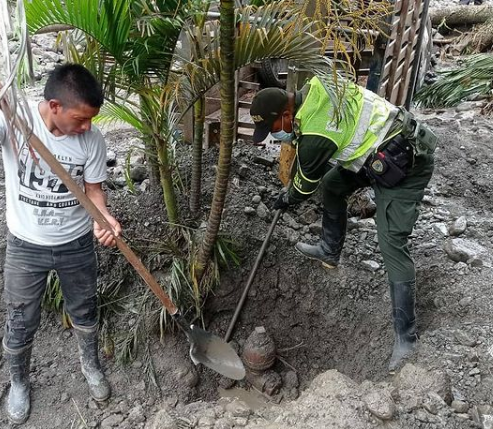 PoliciaColombia's tweet photo. En #Dabeiba nuestros uniformados @TransitoPolicia ayudan a más de 50 familias del casco urbano a sacar los escombros que dejó deslizamiento de tierra en la madrugada de hoy lunes 22 de marzo 🤜🤛 #EsUnHonorSerPolicía @PoliciaUraba https://t.co/tG6jWrurMl