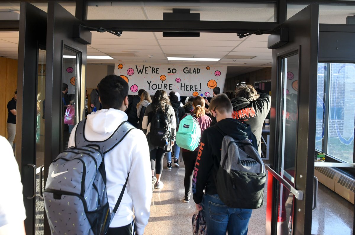 BensalemSchools's tweet photo. This morning, students were welcomed back to four days in-person instruction by the @SnyderMiddle School staff! Music and excitement could be heard in the parking lot as students stepped off their buses. https://t.co/vTMG9Ce7zL