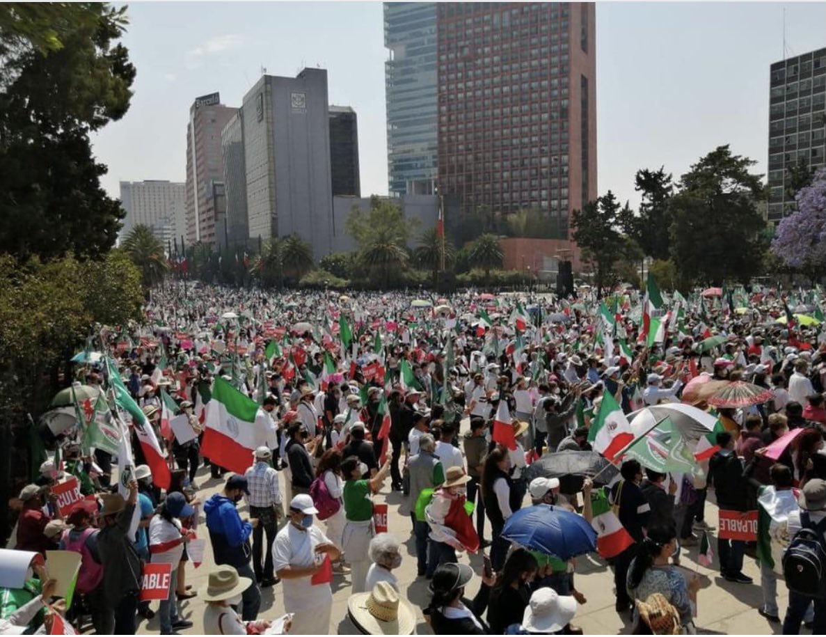 PedroFerriz's tweet photo. Como “bien” se aprecia. Unos “300” mexicanos se manifiestan vs AMLO en la reunion convocada por FRENA. Eso dice el gobierno y medios mexicanos.
Cifras preliminares contabilizaron 410 mil asistentes.
México 🇲🇽 condena a la 4aTransformación https://t.co/VeI0WAd9WG