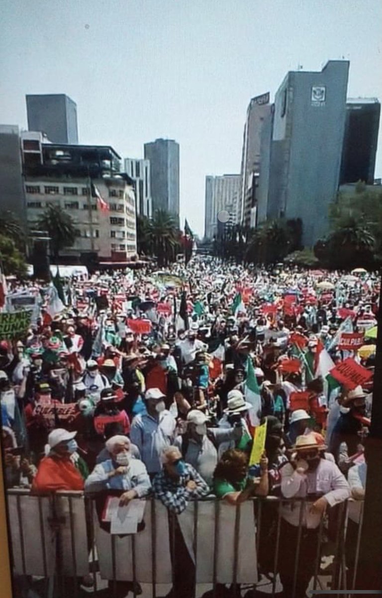 PedroFerriz's tweet photo. Como “bien” se aprecia. Unos “300” mexicanos se manifiestan vs AMLO en la reunion convocada por FRENA. Eso dice el gobierno y medios mexicanos.
Cifras preliminares contabilizaron 410 mil asistentes.
México 🇲🇽 condena a la 4aTransformación https://t.co/VeI0WAd9WG
