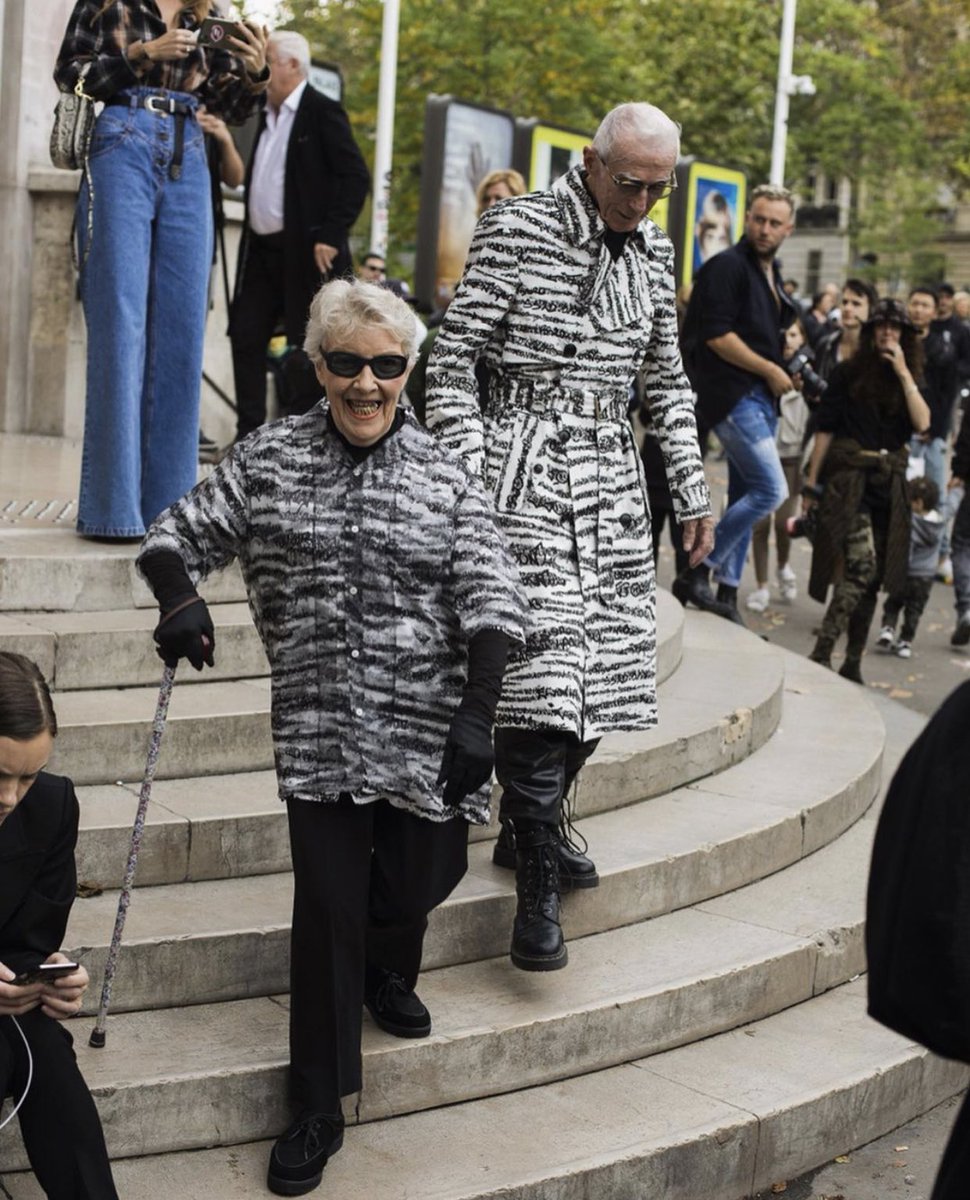 SoyGerardCortez's tweet photo. Enamorado de esta pareja parisina que se divierte con la moda y salen cada fashion Week a darnos la lección de que la edad no nos debe limitar 🖤 https://t.co/HNvrty1LpU