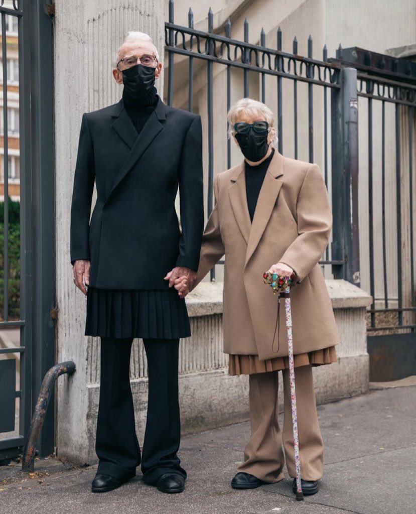 SoyGerardCortez's tweet photo. Enamorado de esta pareja parisina que se divierte con la moda y salen cada fashion Week a darnos la lección de que la edad no nos debe limitar 🖤 https://t.co/HNvrty1LpU