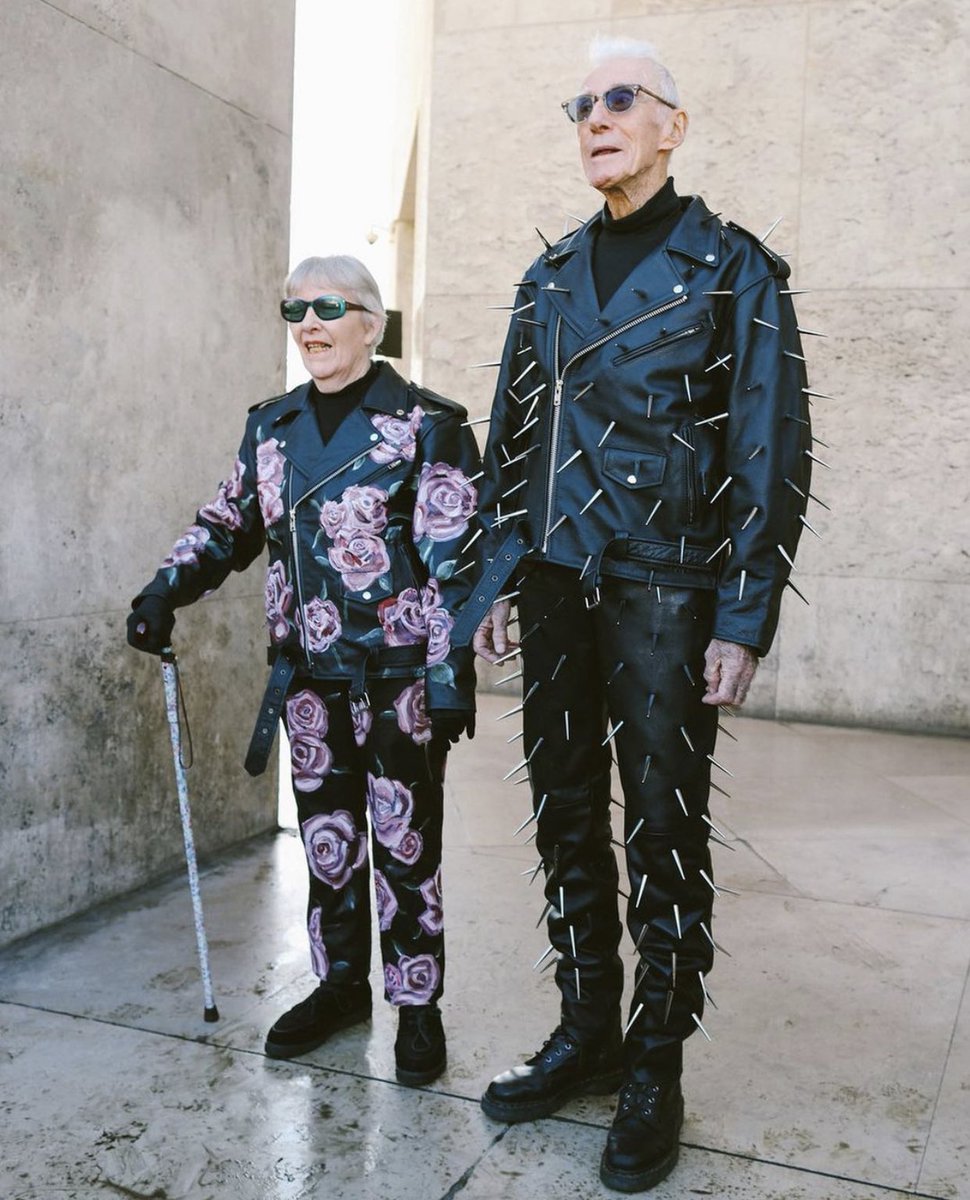 Enamorado de esta pareja parisina que se divierte con la moda y salen cada fashion Week a darnos la lección de que la edad no nos debe limitar 🖤