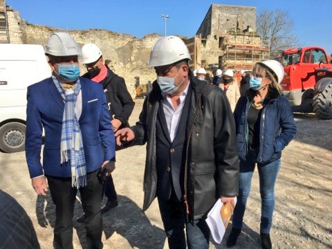 AlainPichon86's tweet photo. 🏰 Visite du chantier de l'@HistorialPoitou dans l'enceinte du château de @MontsSurGuesnes avec  @brunobelin. Un projet culturel, touristique, pédagogique et ludique pour raconter l'histoire de notre @departement86.
Ouverture Mai 2022. #poitou https://t.co/K5dvtFMQtH