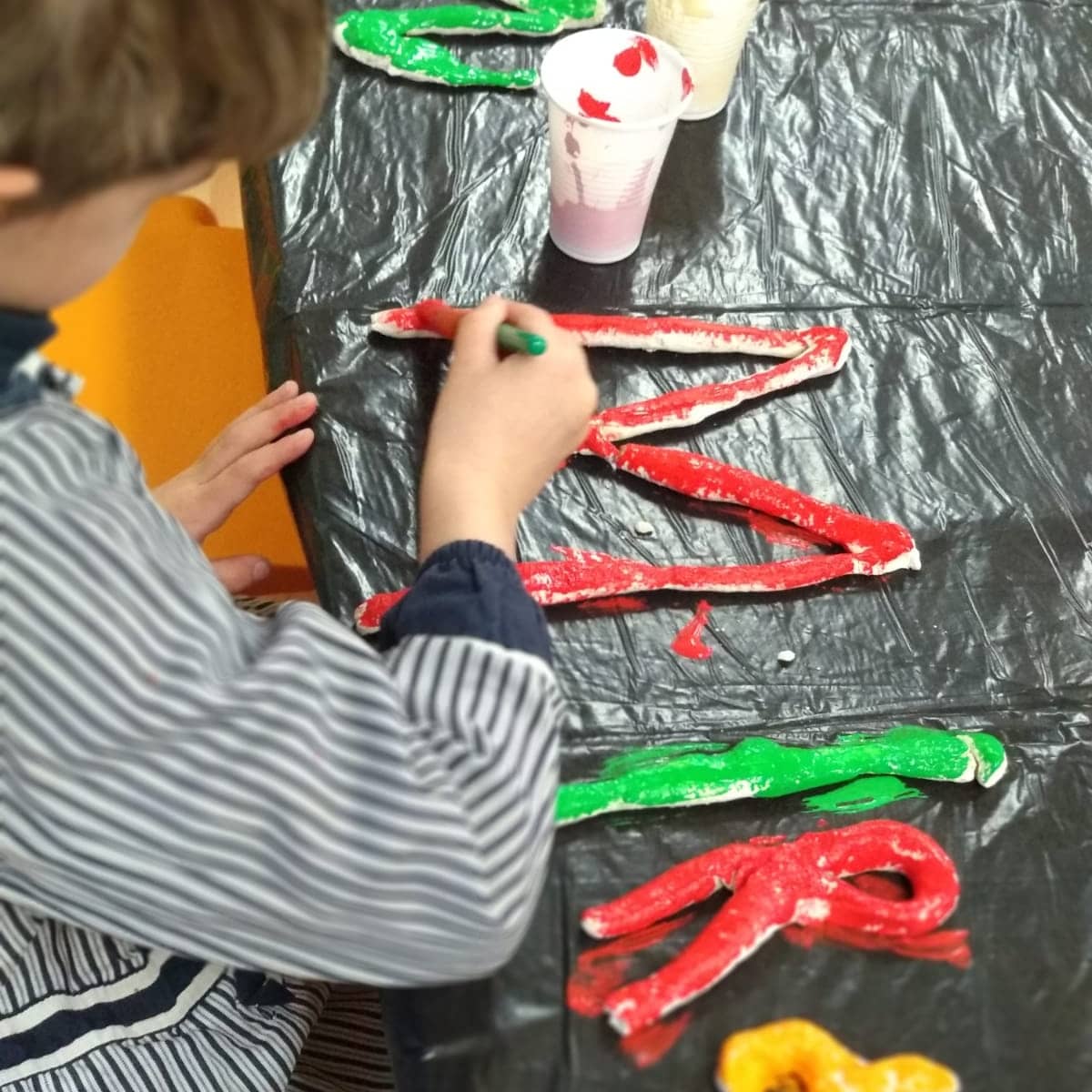 epiasabadell's tweet photo. EXPERIMENTEM PER APRENDRE
Experimentacions que ens ajuden a aprendre!
Busquem i fem lletres amb diversos materials!
#P5PIASABADELL
#INFANTILPIASABADELL https://t.co/iCsMby6kF7