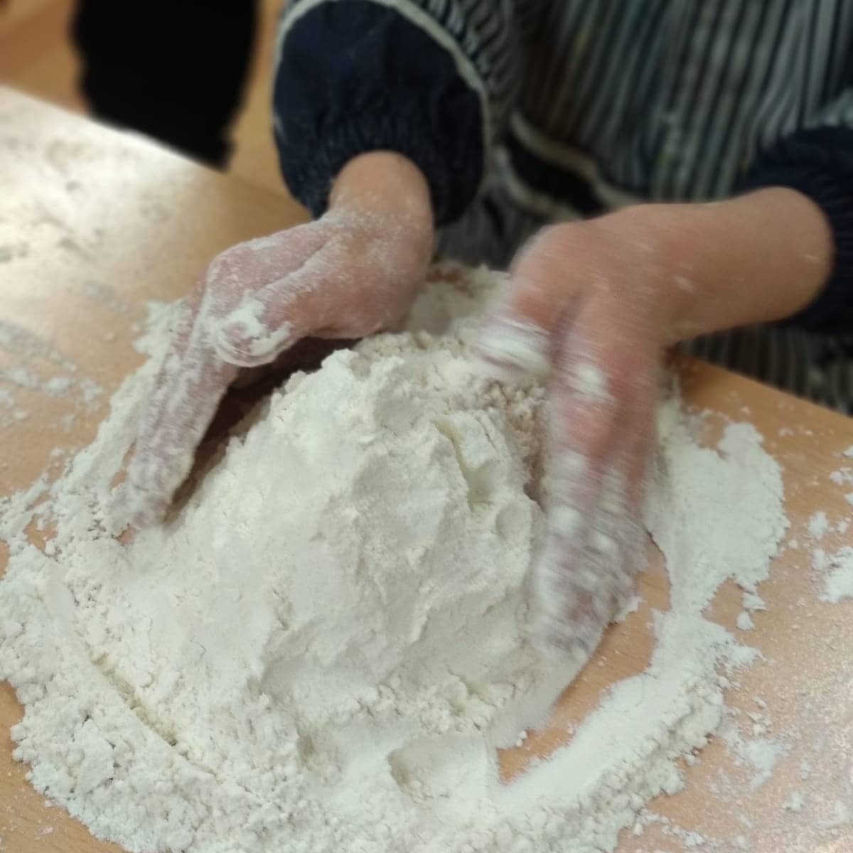 epiasabadell's tweet photo. EXPERIMENTEM PER APRENDRE
Experimentacions que ens ajuden a aprendre!
Busquem i fem lletres amb diversos materials!
#P5PIASABADELL
#INFANTILPIASABADELL https://t.co/iCsMby6kF7