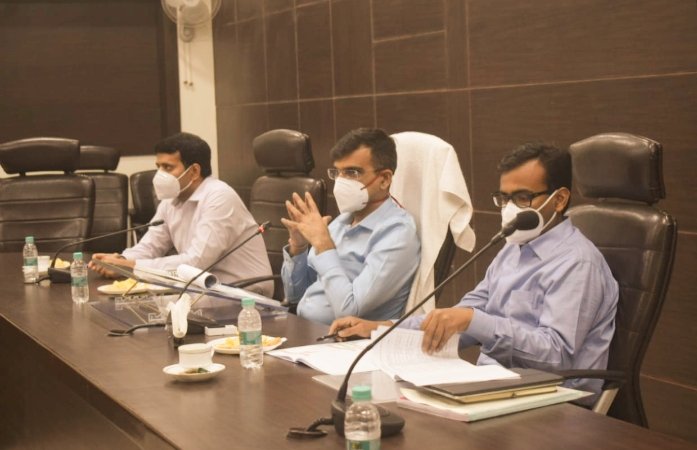 मंडलायुक्त की अध्यक्षता में प्रयागराज स्मार्ट सिटी बैठक संपन्न।सभी क्रियाशील परियोजनाओं की वास्तविक स्थिति के बारे में जानकारी लेते हुए उनमें आ रही समस्याओं का निराकरण करने के निर्देश दिए।पब्लिक लाइब्रेरी का डिजिटाइजेशन एवं ग्रीन बेल्ट के विस्तार में और ध्यान देने को कहा।