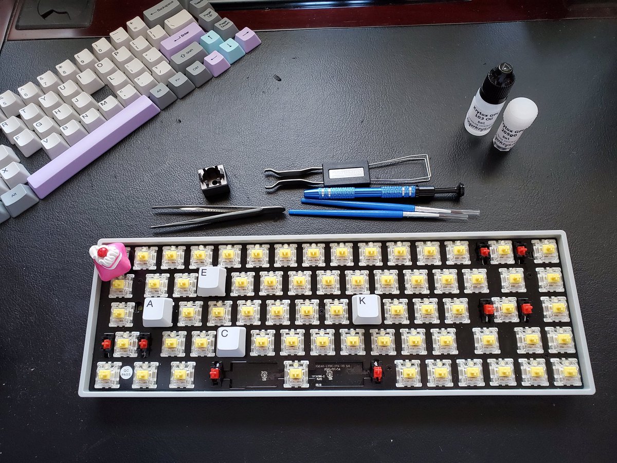 xcakeloverx's tweet photo. Lubing switches :))))
#mechanicalkeyboards #lubingswitches #gamingkeyboard #keyboardmod https://t.co/4Q5X1FLMez