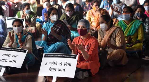 RealKrishan101's tweet photo. राम चन्द्र कह गए सिया से
ऐसा कलयुग आएगा ।
दीवाली माह का वेतन
होली तक भी ना मिल पाएगा ।।
#mcdsalary
#shameMCD
@BJP4Delhi @JPBhaiBJP @AAPDelhi @INCDelhi
@north_mcd @LtGovDelhi @TRKULDEEPKHATRI
@thunderboy26
@ttfUpdates
@MCTA_RN_SOLANKI
@SNMNDMC
@trsvoice
@EducationMirror https://t.co/AHihtnOtD3