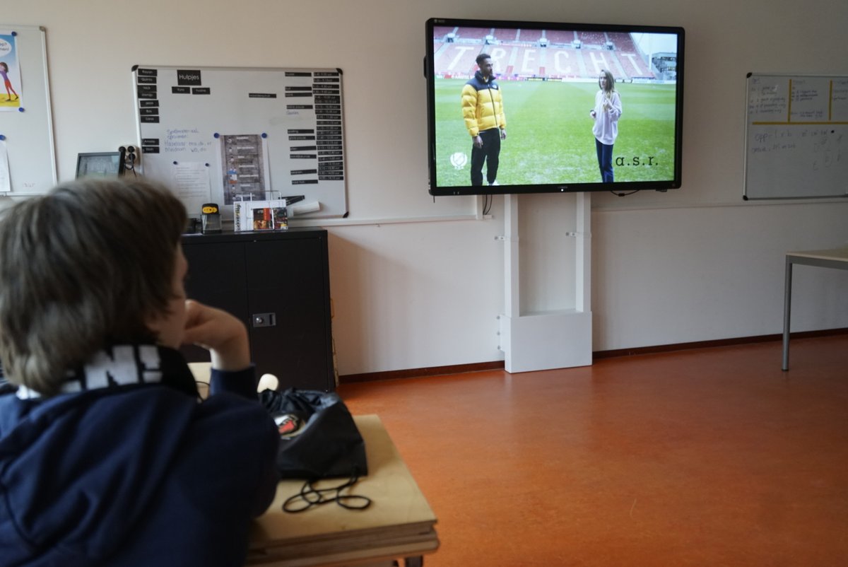 Vlogster Juf Marijke &amp; FC Utrechter Tommy St. Jago die uitleggen hoe je met geld omgaat. Leerlingen van 'De Kleine Prins' hadden een goede start van hun Week van het geld. Check hoe je kunt praten over geld en meer geldlessen👉direc.to/fyqY