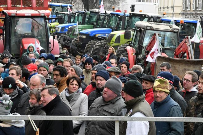 lamontagne_fr's tweet photo. 🔴 Quelque 500 tracteurs attendus ce jeudi 25 mars place de Jaude, à #ClermontFerrand.

Des perturbations sont à prévoir sur le réseau routier et autoroutier.

➡️https://t.co/nRRk5II0nE https://t.co/RPXhdm5F8D