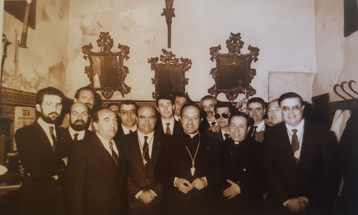 1985, el pregonero de la Semana Santa, Jose Luis Peinado Merchante, con la entonces junta de gobierno de la Amargura, presidida por Ernesto Ollero Tassara

#TDSCofrade