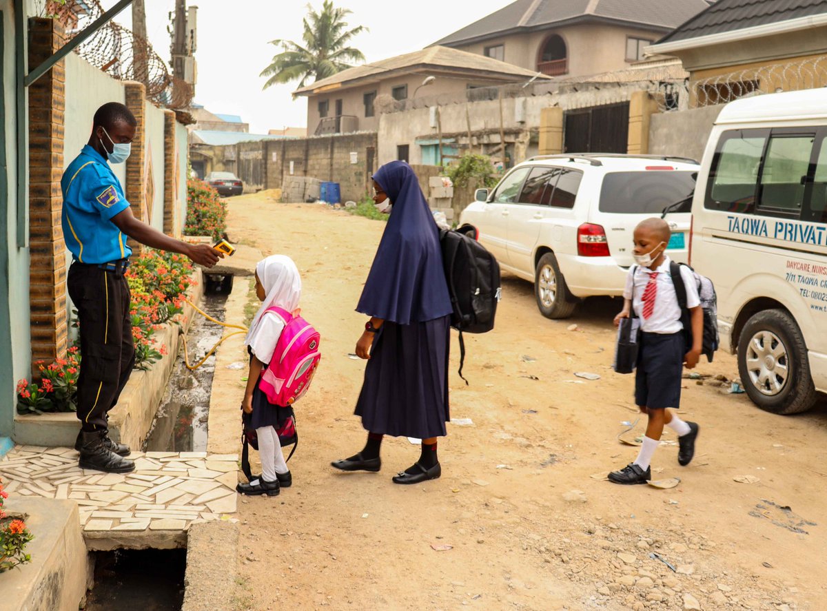 TaqwaSchools's tweet photo. 📸 Pupils and students observing COVID-19 guidelines and protocols as they arrive the school premises.

#schools #muslimschool #muslimkids #covid_19 #CovidFreeLagos #learning #education https://t.co/cudNYsU1aw