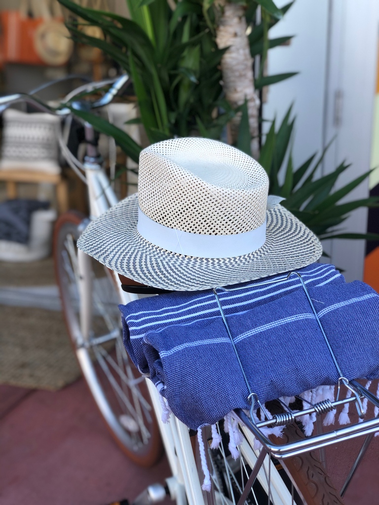 Bandeosh's tweet photo. Ready for my beach ride 🌊☀️
#Bandeosh#thatsdarling #stylediaries #beachstyle #travelinstyle #styleblogger #fashioninspo #fashionblogger #styleinsp #bohovibe#luxurythrows#cozythrows #luxurylifestyle #handloomed #artisans #handmade #turkish https://t.co/jdBEOyByVn