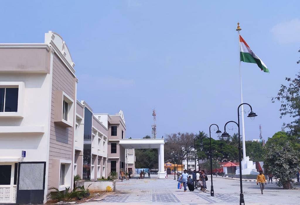 PiyushGoyal's tweet photo. Railways Transforming 🇮🇳: New station building with modern infrastructure has been constructed at Davangere in Karnataka for improved travel experience and convenience of passengers. https://t.co/i8W3C4rfMN
