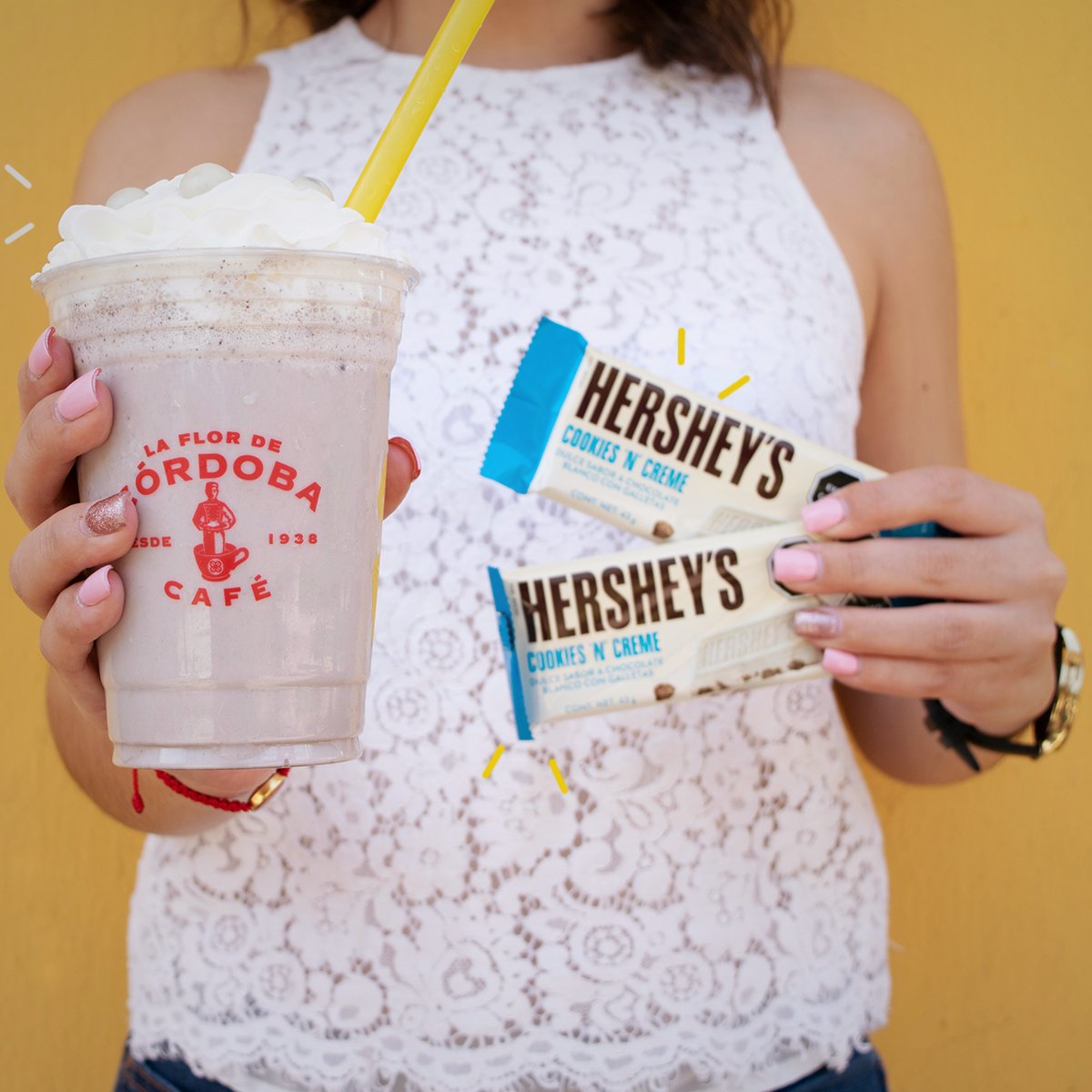 flordecordobamx's tweet photo. 😲 ¿No has probado nuestro Frappé Cookies 'N' Creme? Ven por el tuyo y complace tu antojo. 🤤👌🏽
¡Te va a encantar! 😍
.
#LFDCMiCafé #PonteCookies #CookiesInLove #MiEscape #ConsumeLocal #Hershey's https://t.co/d8aFZlgI5Y