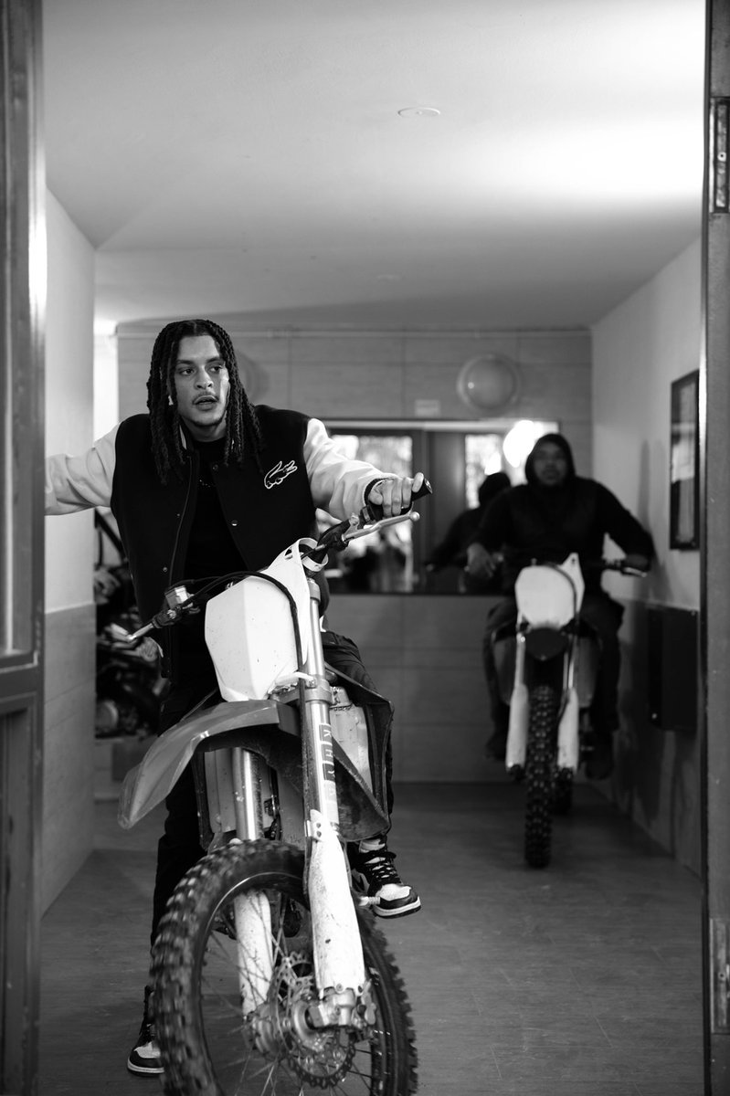 Box_Csm (@boxofficiel) on Twitter photo 🌘 RDV vendredi « Ma vie » 1er extrait de ma mixtape « DÉBROUILLARD » 💽 <a href="/twinsmatic/">twinsmatic</a> 🎹 @zeubleuart 📸 #mavie #mixtape #debrouillard 🌘 RDV vendredi « Ma vie » 1er extrait de ma mixtape « DÉBROUILLARD » 💽 <a href="/twinsmatic/">twinsmatic</a> 🎹 @zeubleuart 📸 #mavie #mixtape #debrouillard