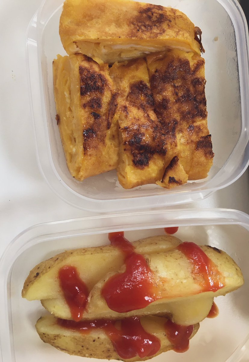 Yui 彼氏がお仕事頑張ってるから手作り弁当を差し入れました 張り切りすぎて量多くなったけど美味しいって言ってくれてよかった 手作り弁当 愛彼女弁当 焼肉 ハンバーグ トマト タコさんウインナー ブロッコリー アスパラベーコン巻き