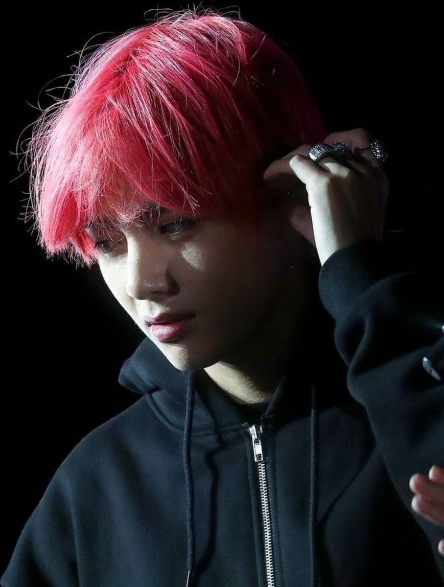 Бтс тэхен в красном. Bts red. Bts red. Bts red. V bts red hair.
