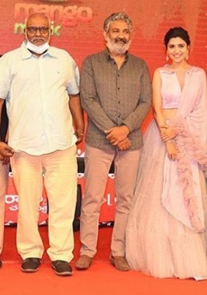 ChitraShuklaOff's tweet image. One with the Director himself &amp;amp;the Music Director of the Legendary movie #baahubali on the Trailer launch event of #thellavaritheguruvaram
You both made the evening Captivating.
Pride of IndianCinema 
@ssrajamouli sir
@mmkeeravaani sir
#Legendary
Waiting for #RRR
#ChitraShukla