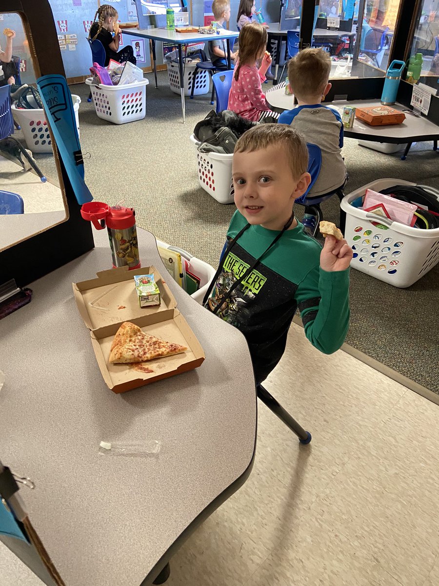 ChapmanKinderg1's tweet photo. Thanks Chapman PTO for the Random Act of Kindness with the pizza lunch for all our students snd teachers! We are so lucky to have an amazing PTO! #SpringintoGSD https://t.co/Bumc3M18nW
