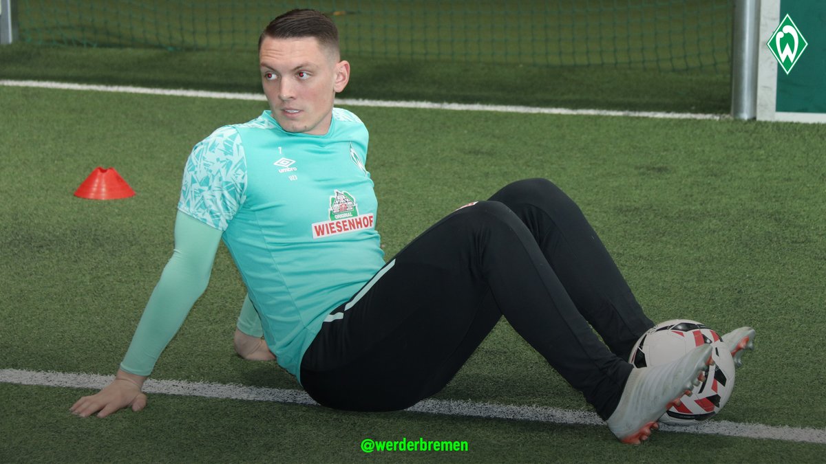 werderfrauen's tweet photo. "Hacke" in der Bolzerei!⚽️
#WerderU23-Akteur Pascal #Hackethal schaute bei der WERDER Fußballschule vorbei und machte im Online-Kurs Übungen vor. Danke, für deinen Einsatz!💪💚
#Werder | #WerderLZ https://t.co/Px2RASJNaj