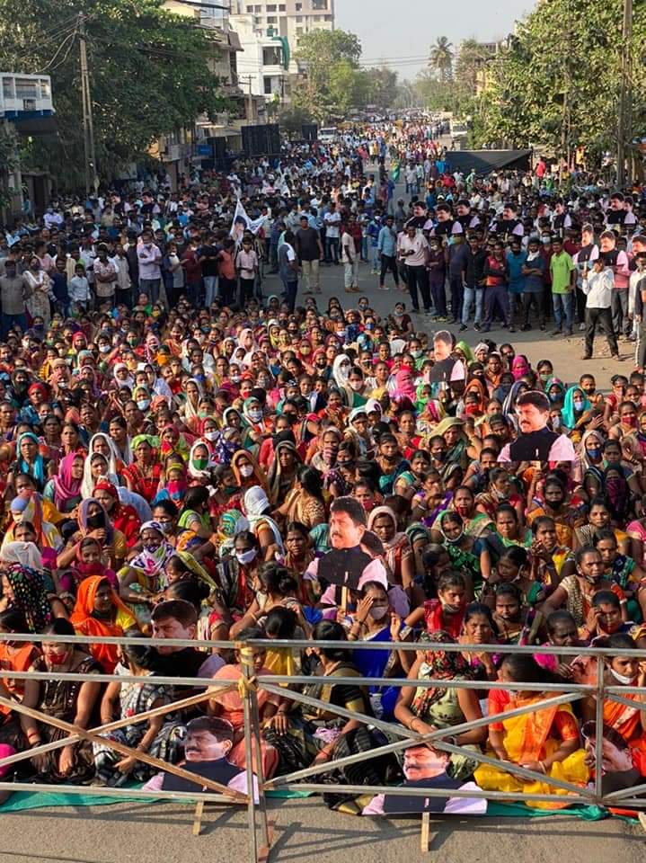 RajeshVasava82's tweet image. अगर आप सही मायने में जनता के प्रतिनिधि होते हैं तो आपके जाने के बाद भी जनता आपको चाहती है। और आपके साथ खडी रहती है।
एक सच्चे #आदिवासी जन प्रतिनिधि स्वर्गीय मोहन डेलकर जी के साथ भी ऐसा ही कुछ हो रहा है।

 #JusticeForMohanDelkar
#JusticeForMSD