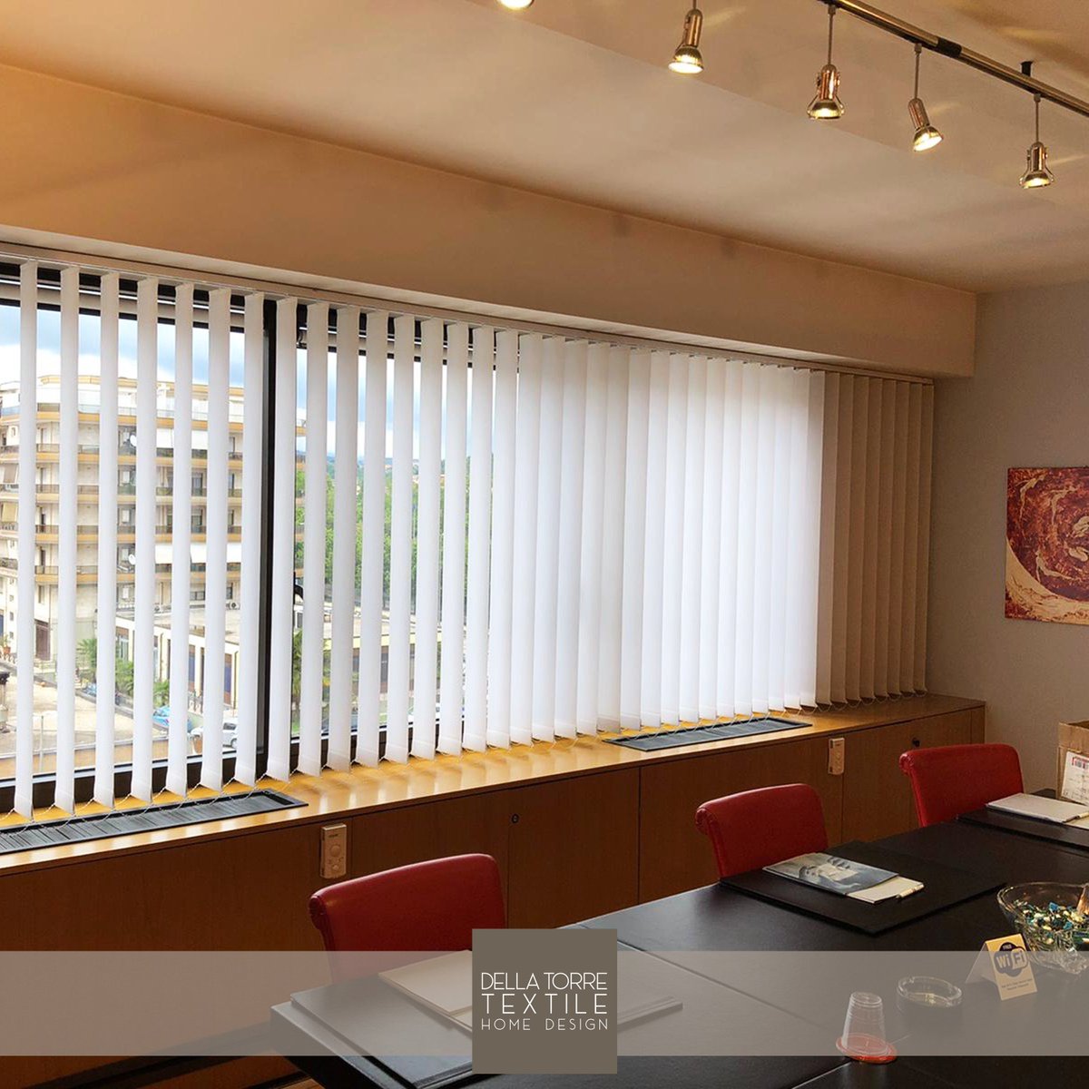 dellatorrehome's tweet photo. Le tende tecniche #verticali consentono un controllo preciso della luce con due movimenti: aprire o chiudere e orientare.
Sono sistemi particolarmente versatili che si adattano a grandi aperture, soffitti alti e superfici irregolari.
#dellatorrehome #tendeverticali https://t.co/Lmrtkx6qaX