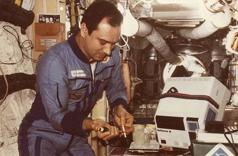 EmbajadaRusaVen's tweet photo. 🏆El 22 de marzo de 1995, el cosmonauta soviético-ruso Valery #Polyakov 🚀estableció un récord mundial de estar más tiempo en el espacio - 4⃣3⃣7⃣ días 1⃣8⃣ horas - trabajando a bordo de la Estación Espacial Internacional

#60AñosEnElEspacio #Vamonos60 https://t.co/J7eNq3qYU1