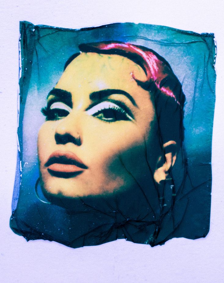 Demi Lovato vira alienígena em photoshoot para a PAPER Magazine