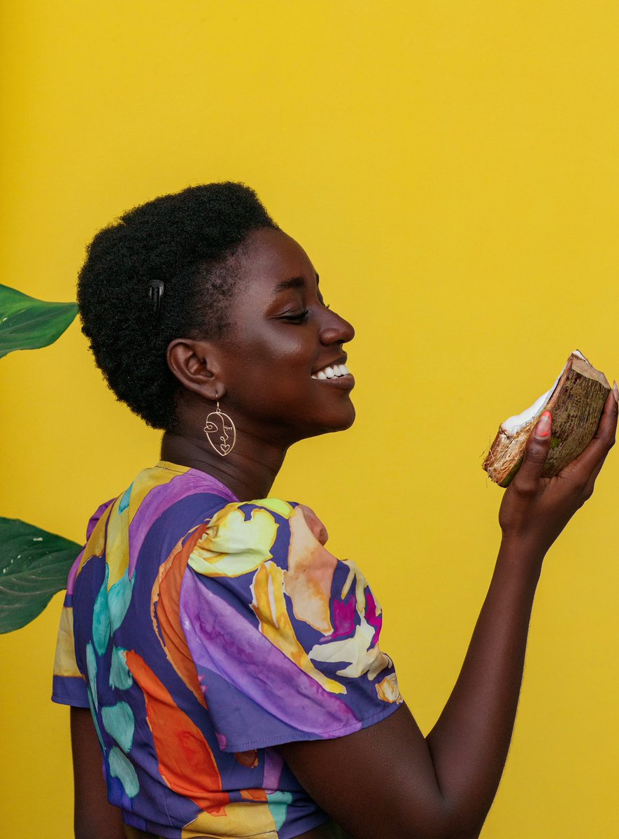 SuaveBeauty's tweet photo. When life hands you coconuts, you smile like #suavepartner @_amoafoa_ ☺️ We chose coconut as the main ingredient for our new Hydrating Shampoo because it’s known for its fresh, tropical scent and moisturizing properties.🥥 https://t.co/MpuetO9tmj https://t.co/Vf7CTIdBFE
