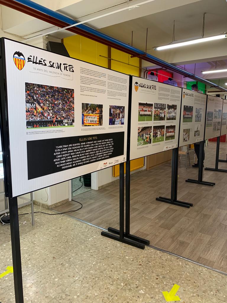 FVCF_Events's tweet photo. 👦🏻👧🏻 Los estudiantes del CEIP Sant Miquel de Llíria, en el marco de Escoles #CORblanquinegre 🖤, tienen la ocasión de visitar la expo #EllesSomTots 🤝, del #VCFfem 🦇, que la #VCFfun ha preparado en el propio centro con @Teika_es ⤵️
#JuntsAnemAMUNT https://t.co/IUVb4VFGIF