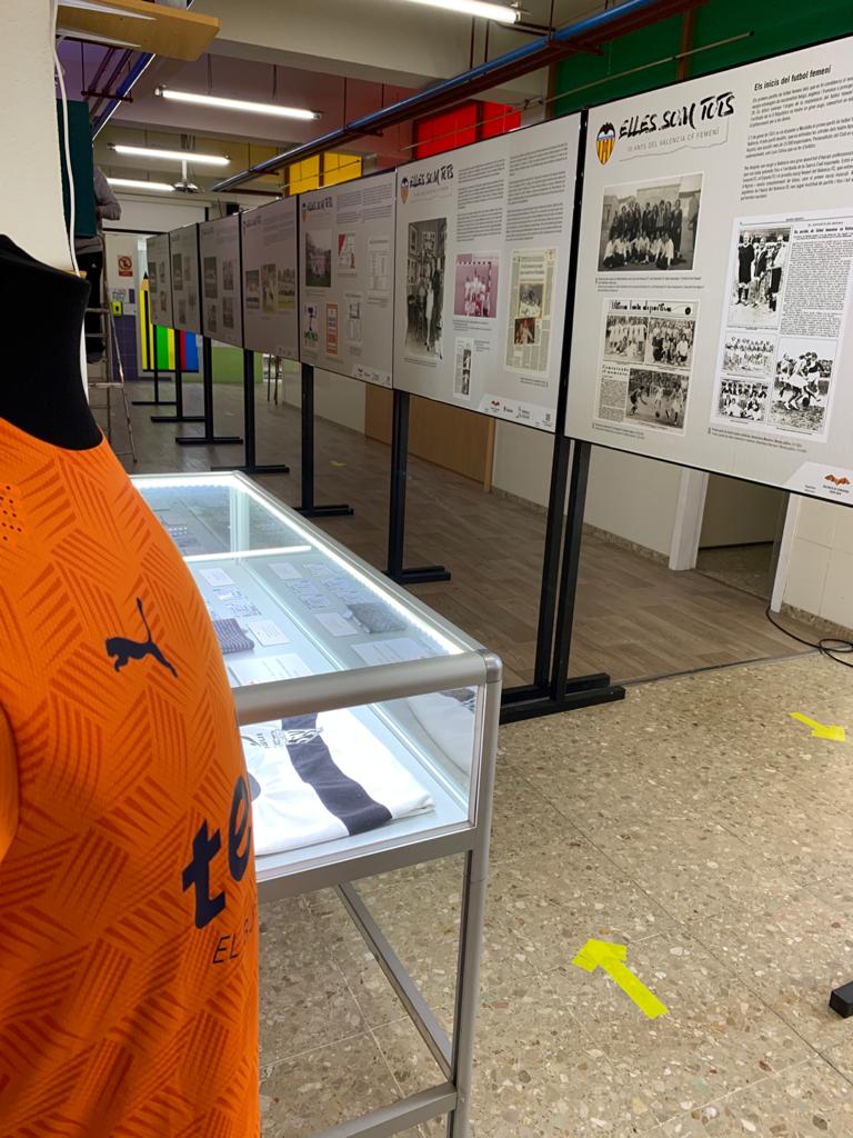 FVCF_Events's tweet photo. 👦🏻👧🏻 Los estudiantes del CEIP Sant Miquel de Llíria, en el marco de Escoles #CORblanquinegre 🖤, tienen la ocasión de visitar la expo #EllesSomTots 🤝, del #VCFfem 🦇, que la #VCFfun ha preparado en el propio centro con @Teika_es ⤵️
#JuntsAnemAMUNT https://t.co/IUVb4VFGIF