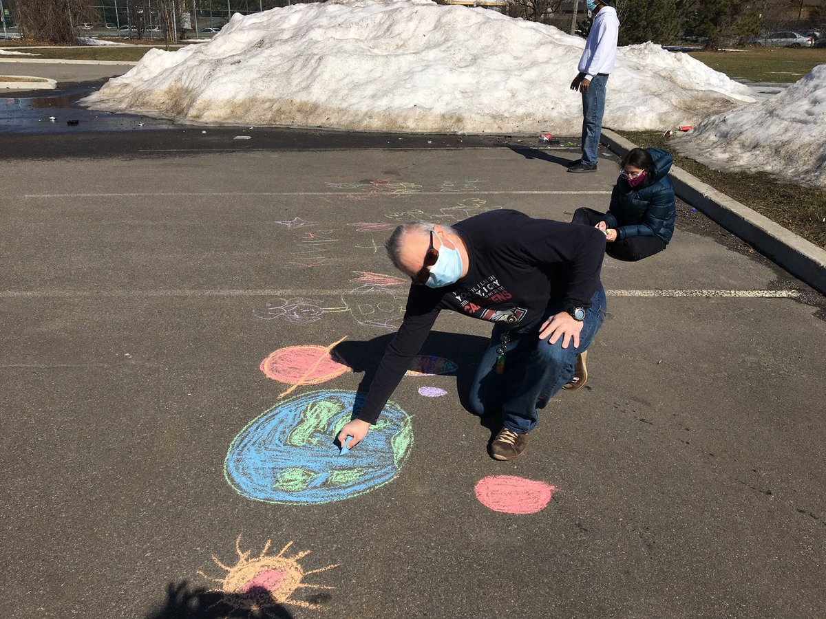 Wagar_EMSB's tweet photo. Ms. Louise’s class enjoying the nice weather at Wagar!😎 https://t.co/MgyFW9Yhez