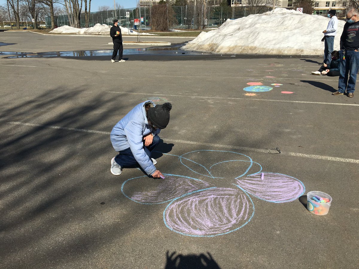 Ms. Louise’s class enjoying the nice weather at Wagar!😎