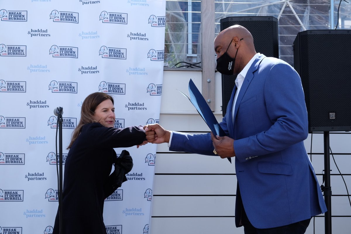 321_IgnitionCar's tweet photo. Our Co-Founder, DJ Haddad had some fun channeling his 'inner college hoop player' with @UConnMBB's Scott Burrell at #Dockside over the weekend (pictured here giving him some shooting tips🤣.) #NCAA #MarchMadness has barely begun &amp; our #brackets are busted!🏀🤯

#CollegeBasketball https://t.co/v4DcXdqXut