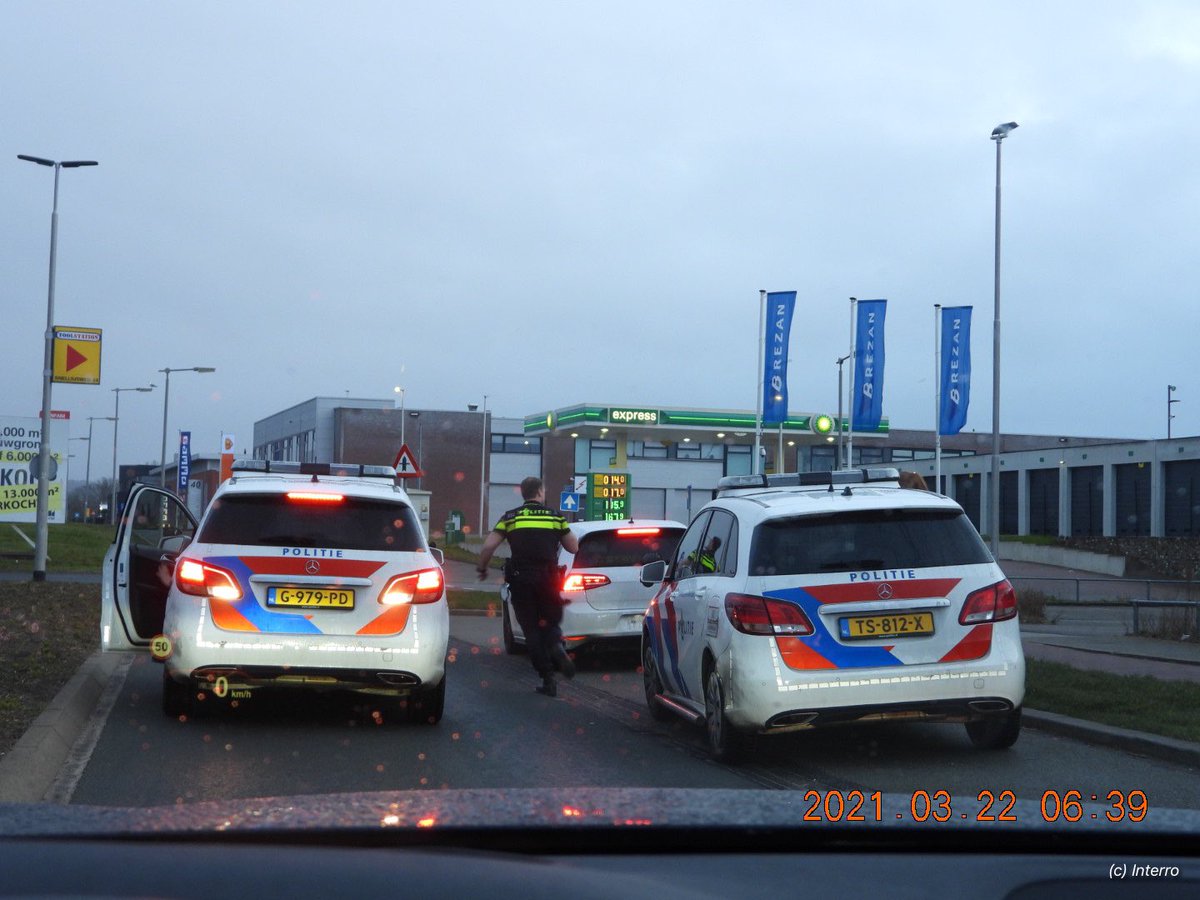 InterroNL's tweet image. Vanochtend vroeg kon de @POL_Arnhem 4 verdachten aanhouden na gepleegde diefstallen. De aanhouding was het gevolg van een lange nacht #observeren. Een mooi voorbeeld van samenwerking in de opsporing tussen #politie en #ParticuliereRecherche. #MobielBanditisme #MooiWerk