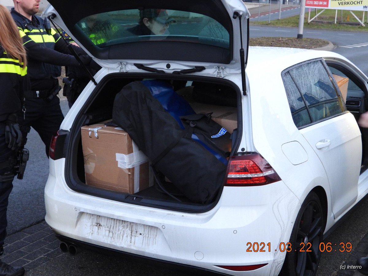 InterroNL's tweet image. Vanochtend vroeg kon de @POL_Arnhem 4 verdachten aanhouden na gepleegde diefstallen. De aanhouding was het gevolg van een lange nacht #observeren. Een mooi voorbeeld van samenwerking in de opsporing tussen #politie en #ParticuliereRecherche. #MobielBanditisme #MooiWerk